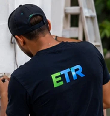 Técnico de ETR instalando el servicio